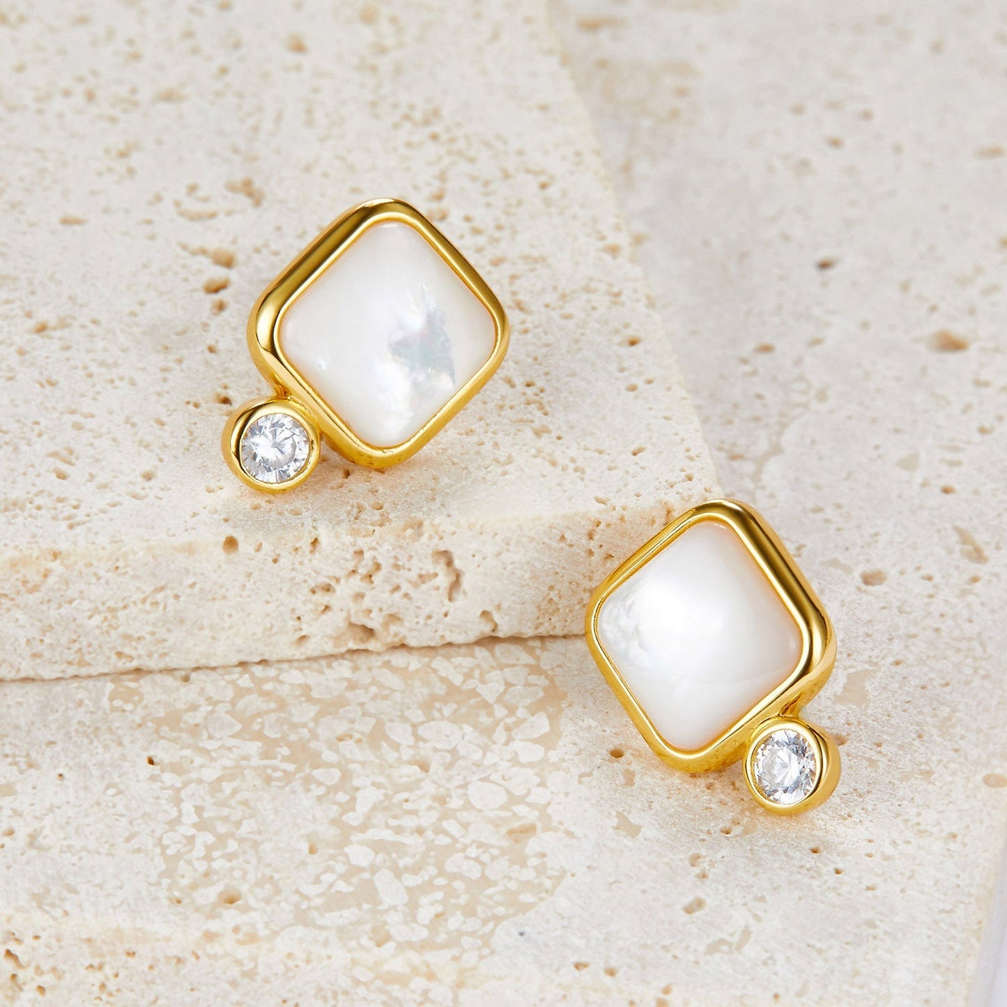 Éclat Blanc Studs